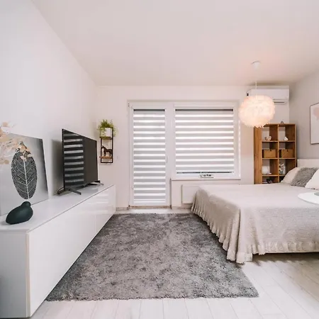 E3 Luxury Oldtown W Free Garage, Supermarket, Fastwifi, Unlimited Music, Prime Video, Aircon *