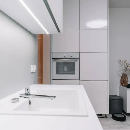 E3 Luxury Oldtown - Free Parking, Supermarket, Pcscreen, Netflix, Unlimited Music, Aircon Košice