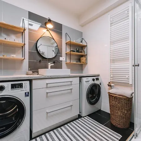 E3 Luxury Oldtown W Free Garage, Supermarket, Fastwifi, Unlimited Music, Prime Video, Aircon Apartment Kosice