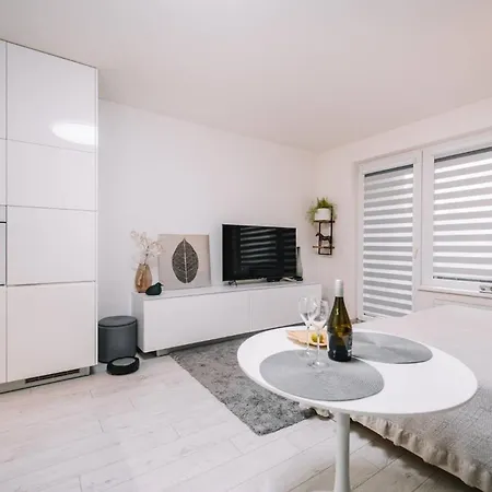 Apartment E3 Luxury Oldtown W Free Garage, Supermarket, Fastwifi, Unlimited Music, Prime Video, Aircon *