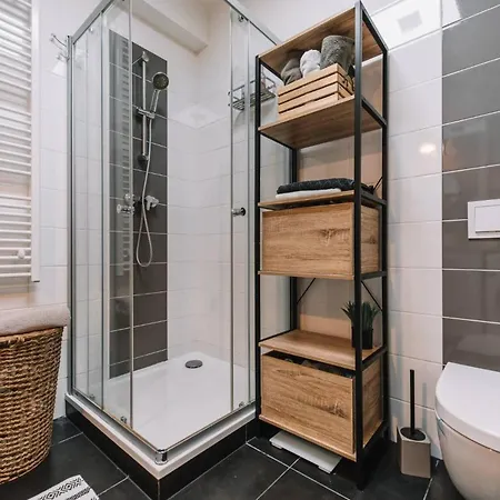 E3 Luxury Oldtown - Free Parking, Supermarket, Pcscreen, Netflix, Unlimited Music, Aircon Košice