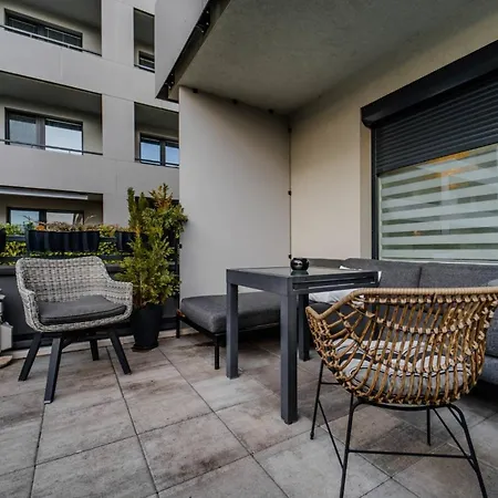 E3 Luxury Oldtown - Free Parking, Supermarket, Pcscreen, Netflix, Unlimited Music, Aircon * Košice