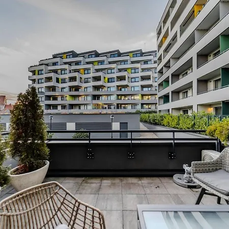 E3 Luxury Oldtown W Free Garage, Supermarket, Fastwifi, Unlimited Music, Prime Video, Aircon *